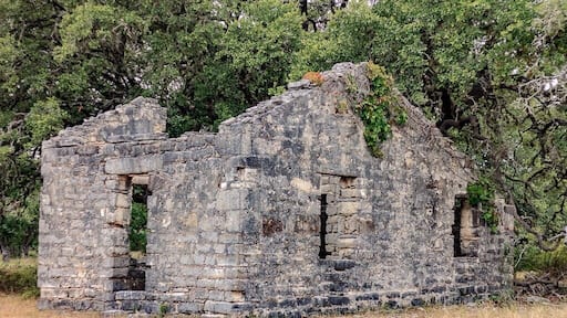 Leaving the park I was able to spot this amazing structure that was used as a house back in the day. The only thing standing now are the strong solid stones used. It’s fenced in so it’s pretty hard to go in. Photos were taken from the road. #InStone