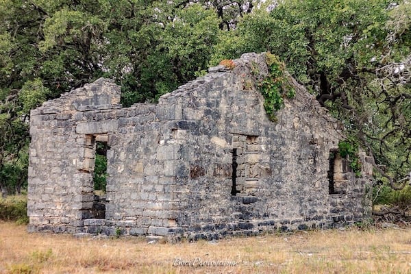 Leaving the park I was able to spot this amazing structure that was used as a house back in the day. The only thing standing now are the strong solid stones used. Itâs fenced in so itâs pretty hard to go in. Photos were taken from the road. #InStone