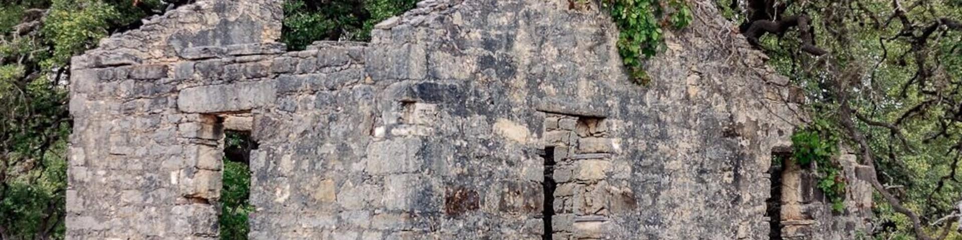 Leaving the park I was able to spot this amazing structure that was used as a house back in the day. The only thing standing now are the strong solid stones used. It’s fenced in so it’s pretty hard to go in. Photos were taken from the road. #InStone