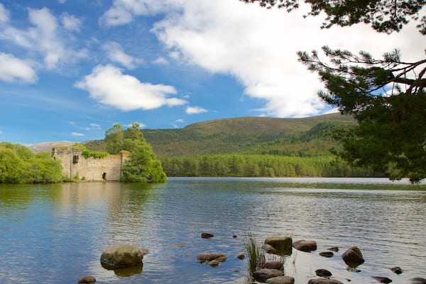 Loch an Eilein qui includes images d\'ßle et lac ou étang