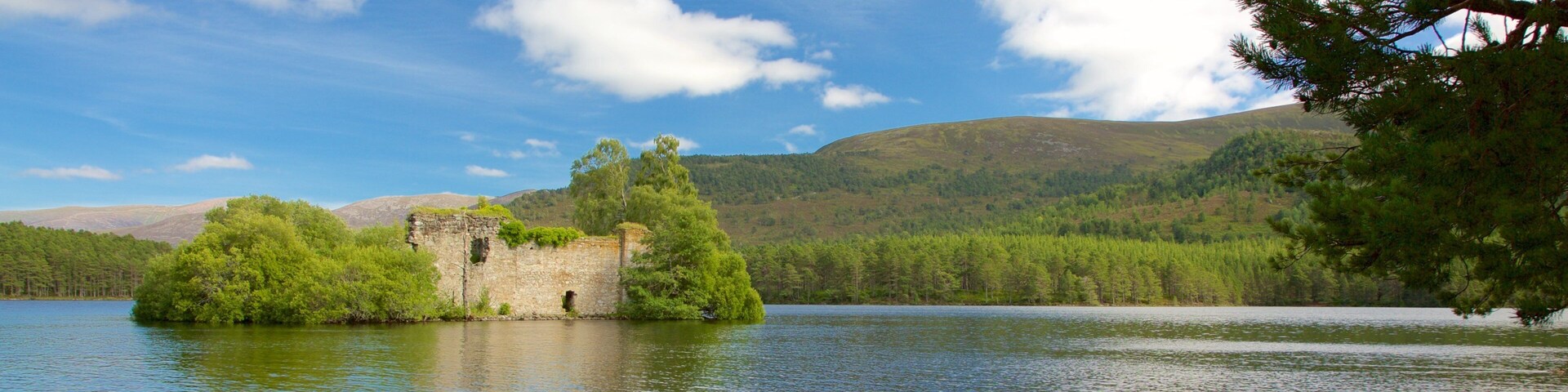 Loch an Eilein welches beinhaltet Inselbilder und See oder Wasserstelle