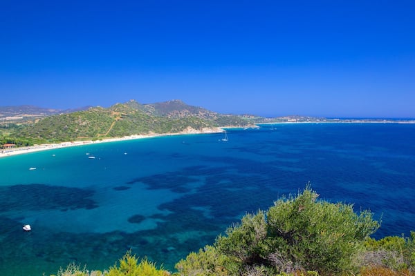 Strand von Campus mit einem Bucht oder Hafen