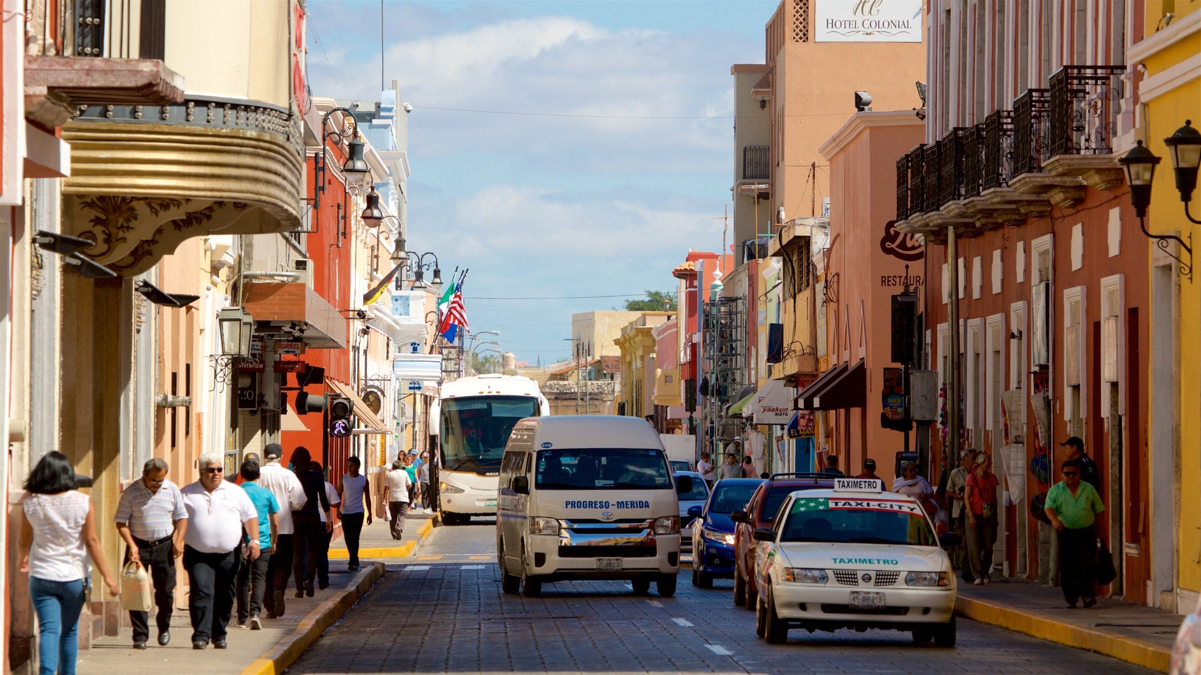 Plaza Grande i tillegg til en liten gruppe med mennesker
