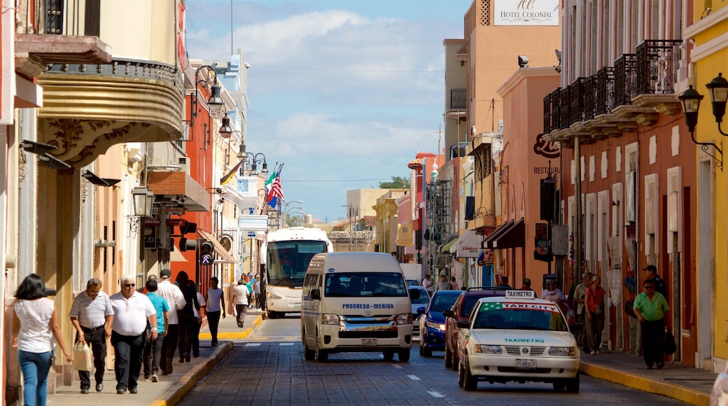 Plaza Grande sowie kleine Menschengruppe