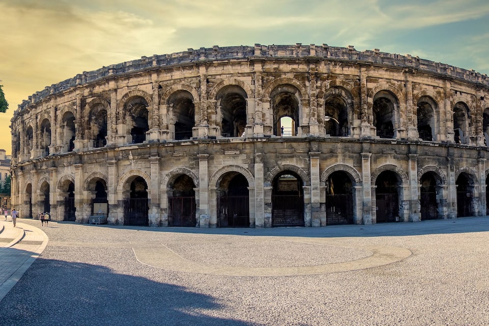 Ein uraltes Amphitheater mit zahlreichen Bögen und einem offenen Innenhof.