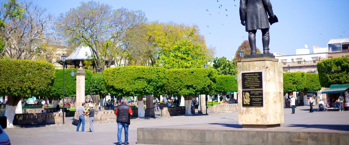 Plaza de Armas ofreciendo una estatua o escultura, un parque o plaza y un monumento