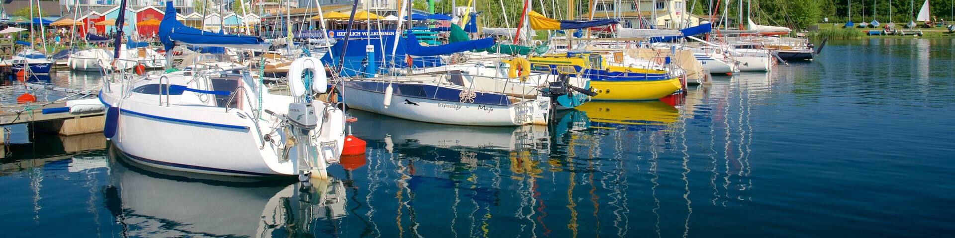 Cospudener See das einen Fluss oder Bach und Segeln