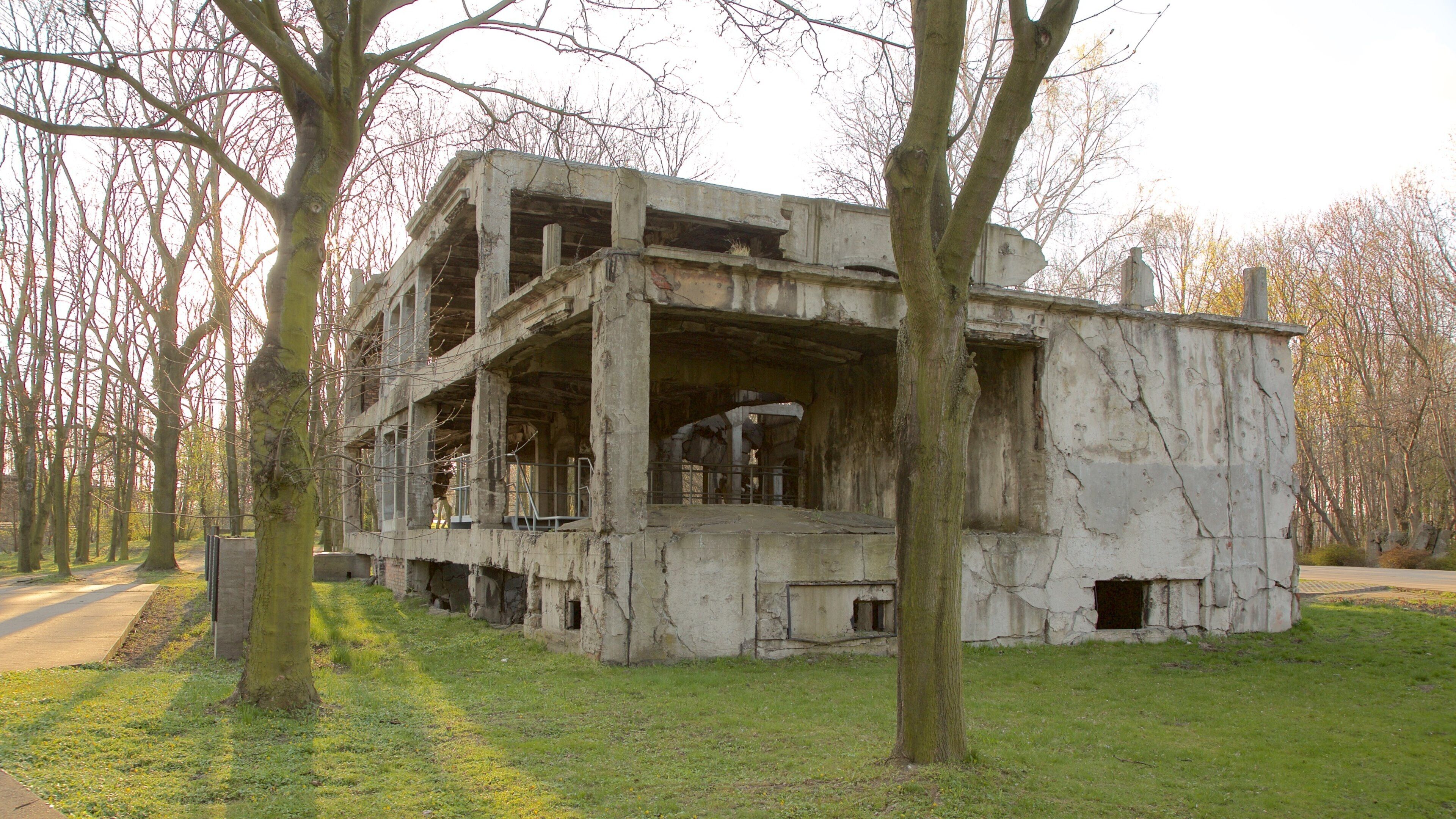 Monument de Westerplatte mettant en vedette parc et ruine