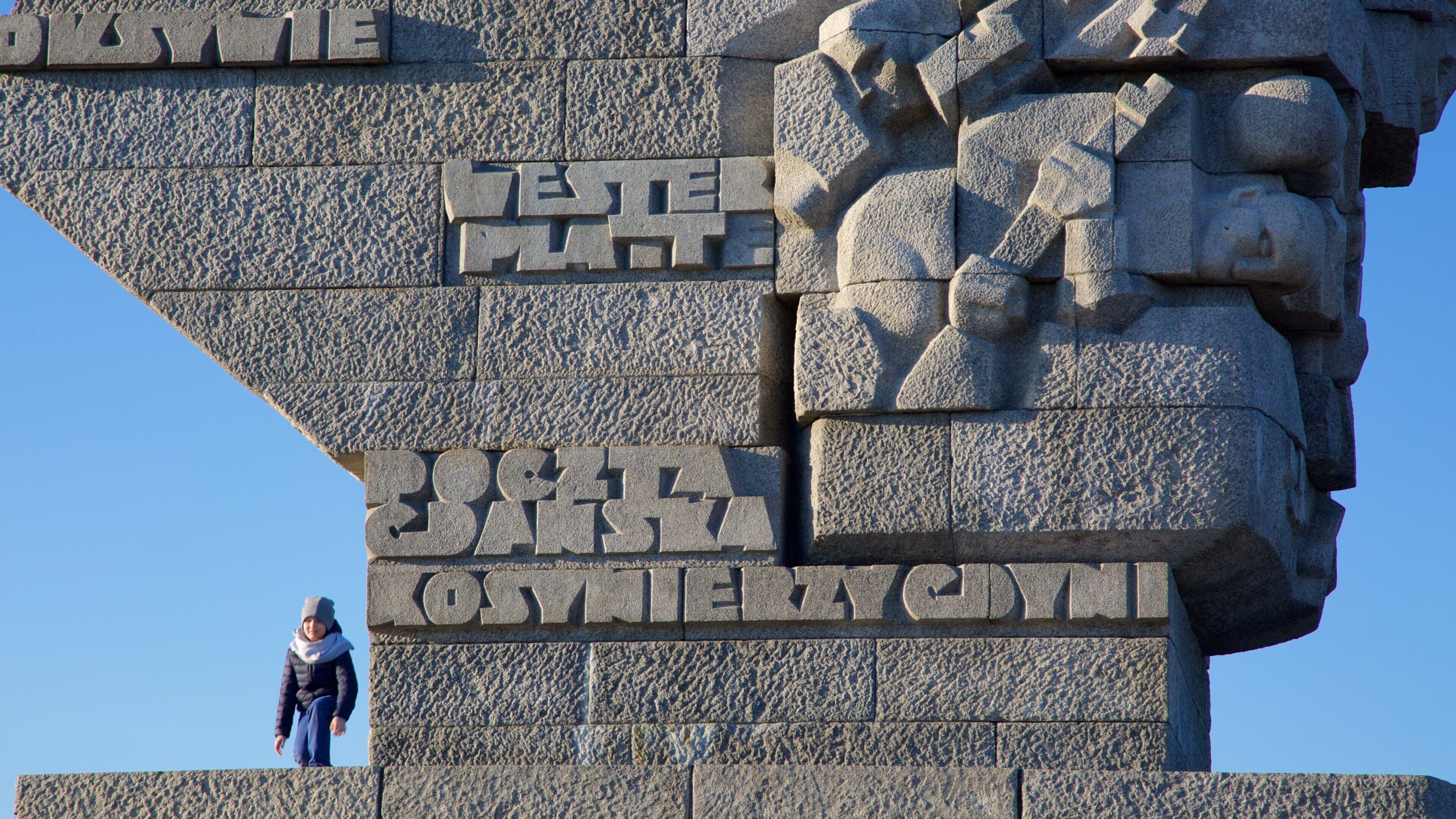 Monument de Westerplatte mettant en vedette monument aussi bien que enfant