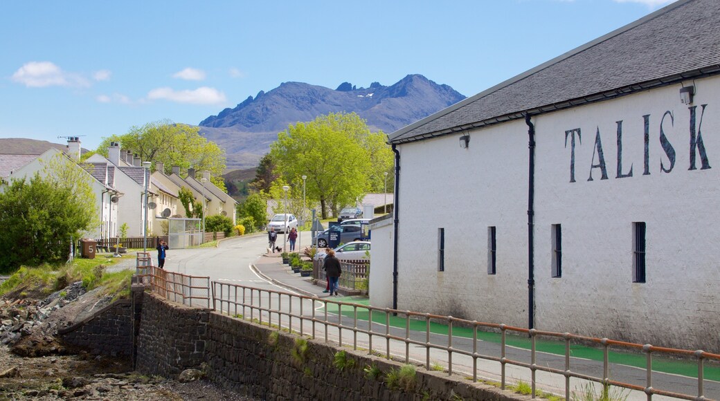 Destilería Talisker mostrando elementos patrimoniales, escenas cotidianas y montañas