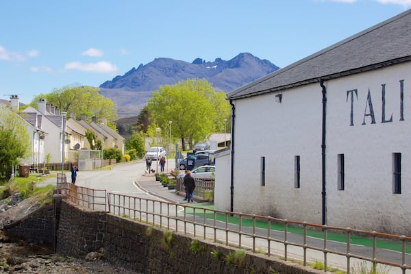 Talisker Distillery which includes street scenes, heritage elements and mountains