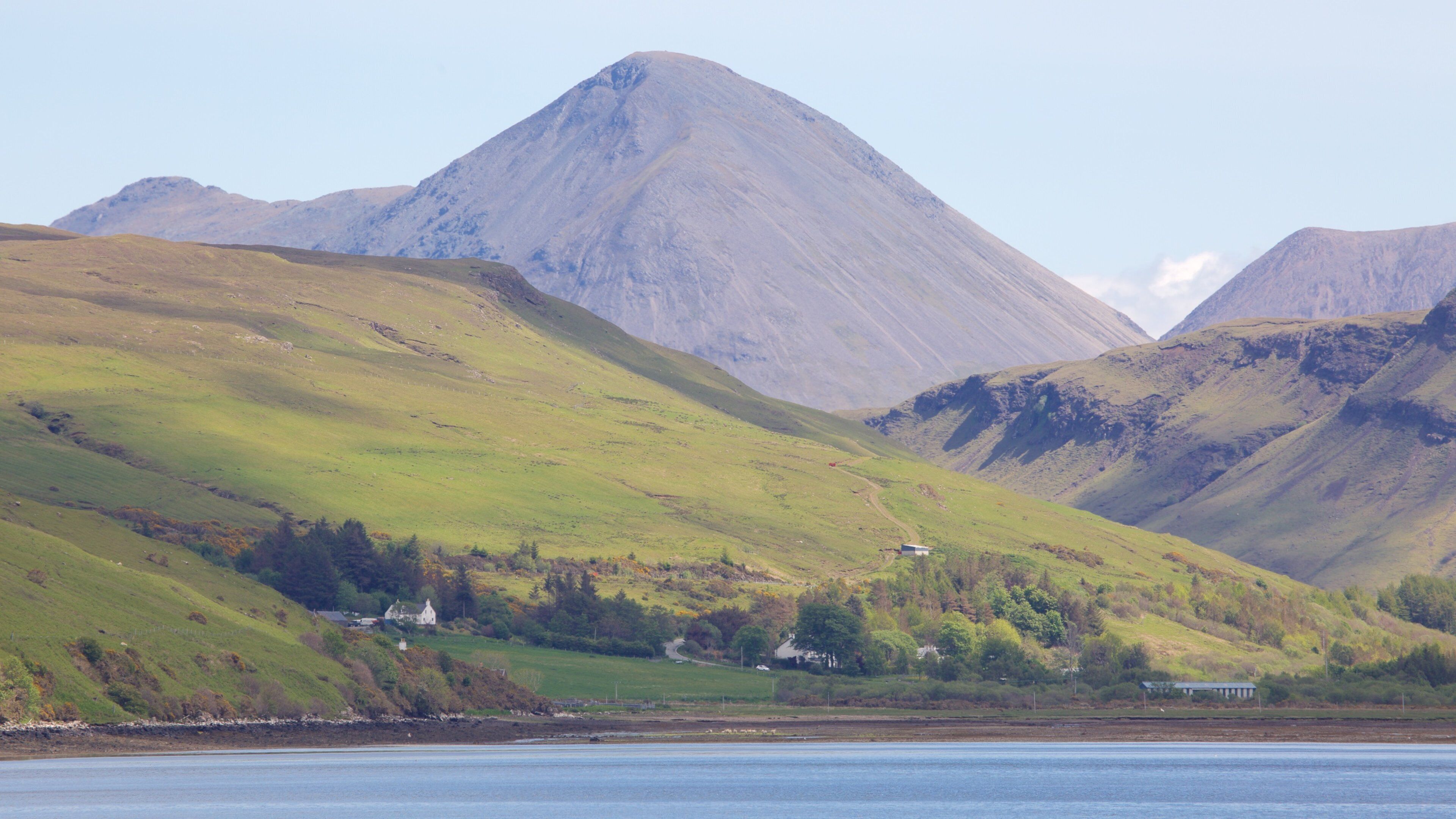 Destilería Talisker que incluye situaciones tranquilas, montañas y un lago o laguna