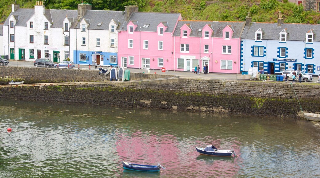 Porto de Portree mostrando canoagem, um lago ou charco e uma baĂa ou porto