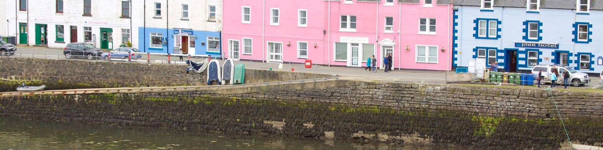 Hafen von Portree das einen KĂŒstenort, See oder Wasserstelle und Bucht oder Hafen
