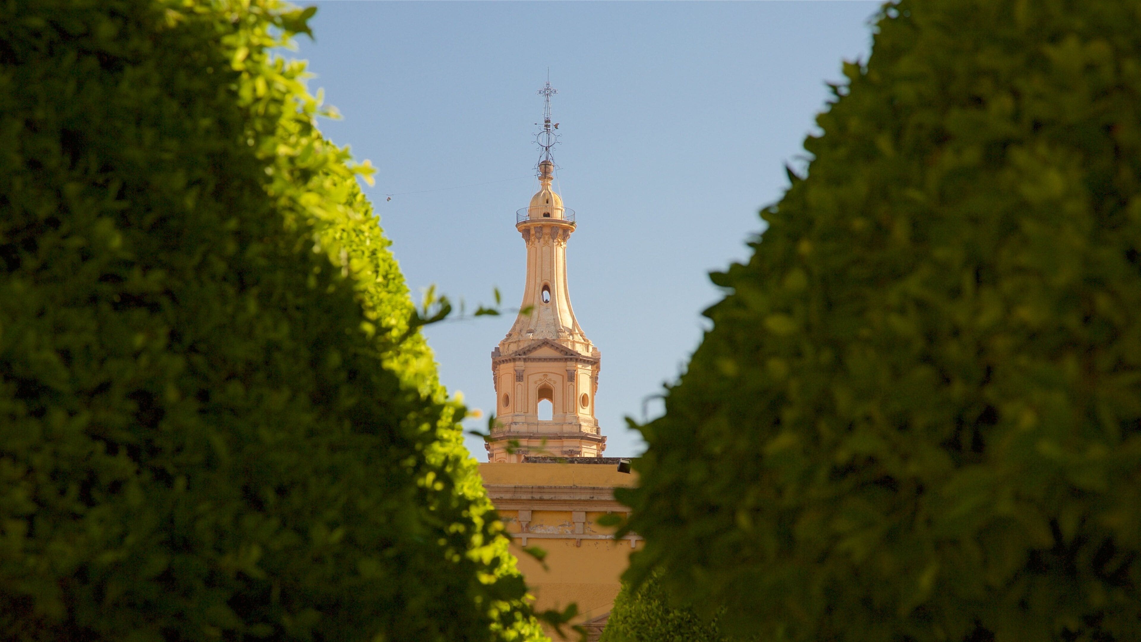 Catedral de Léon que inclui elementos de patrimônio e uma igreja ou catedral