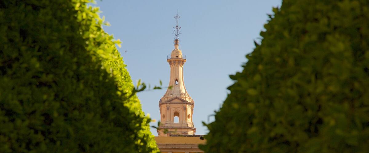 Leon Cathedral which includes heritage architecture and a church or cathedral