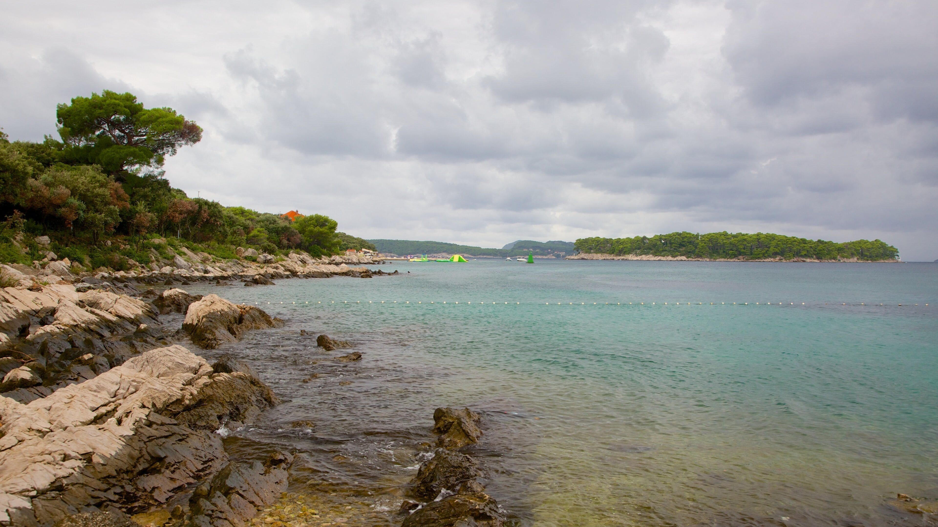 Lapad showing rocky coastline and general coastal views