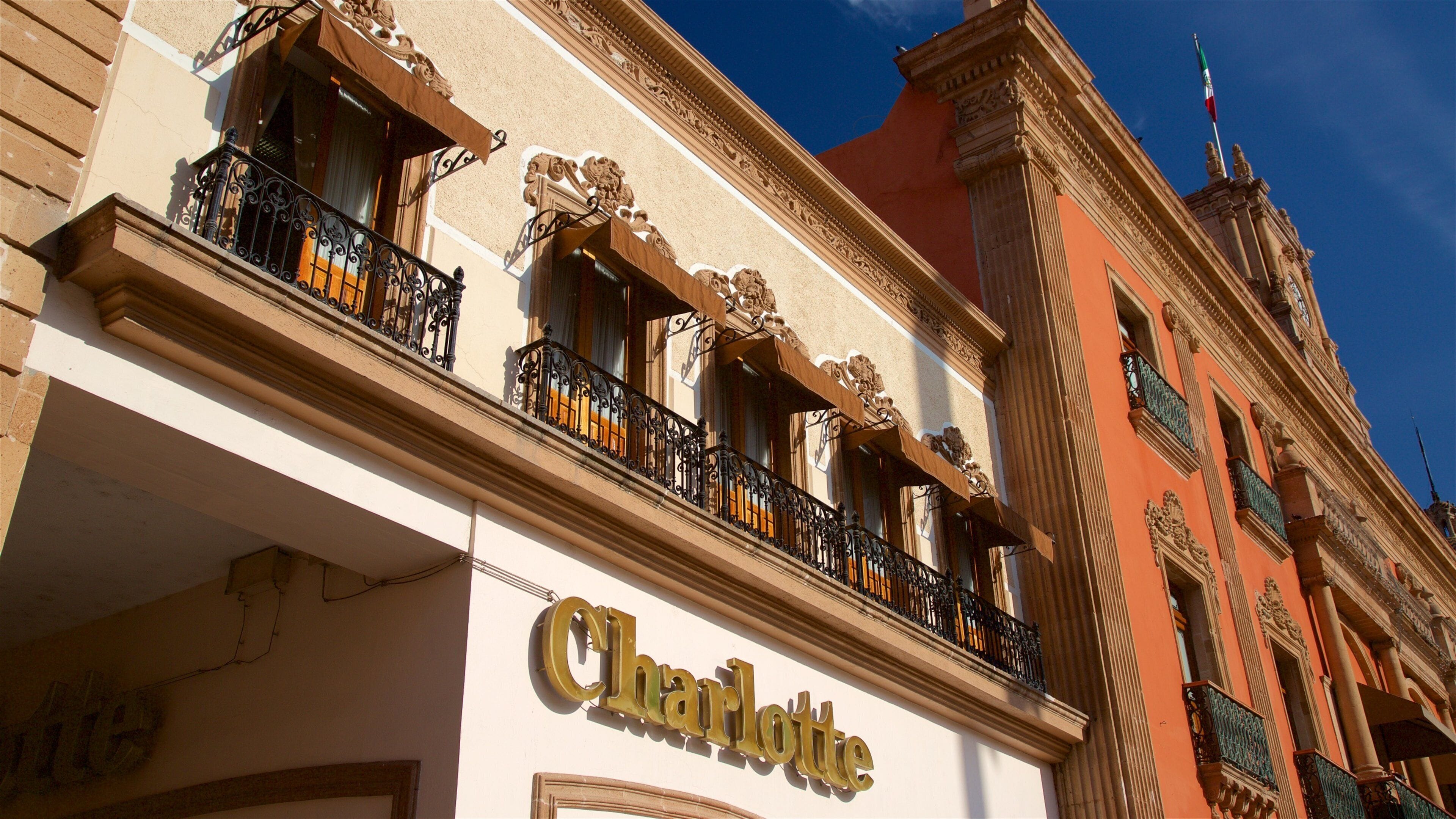 Martyrs Plaza ซึ่งรวมถึง มรดกวัฒนธรรม