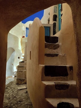 I ventured further south of the Island, I've decided to check out Emporeio. It's a village that has the remains of a Kasteli or Castle Fortress during the Byzantine era. I had a lot of fun getting lost in
the winding alleys which is entangling most of the time similar to the paths in Venice. I would not be surprised,because it was during the Venetian Occupation that this village flourished. Emporio in Greek means trade. Traversing through the village is a sojourn back in time. #goldenhour #takeahike #endlesssummer #stunningstructures #ontheroad