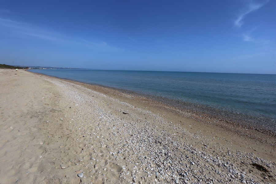 Petacciato, Italia - 3 giugno 2022: la spiaggia le dune la pineta e il mare di marina di