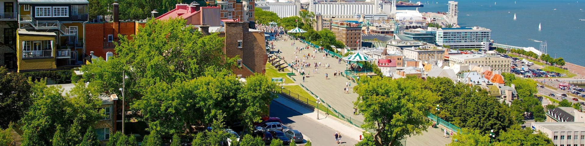 Parks Canada\'s Dufferin Terrace mit einem Landschaften, Stadt und Skyline