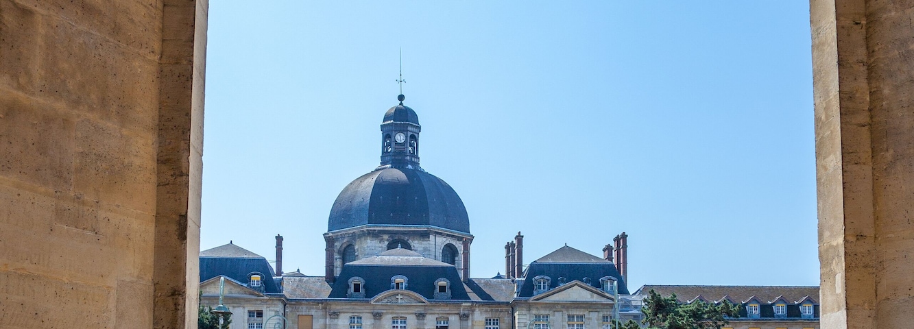 Entrée principale de l'Hôpital de la Pitié-Salpêtrière, Paris