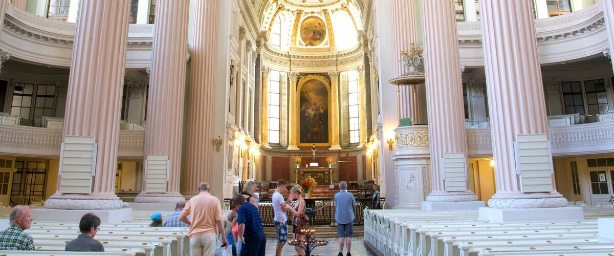 St. Nicholas Church inclusief interieur en een kerk of kathedraal