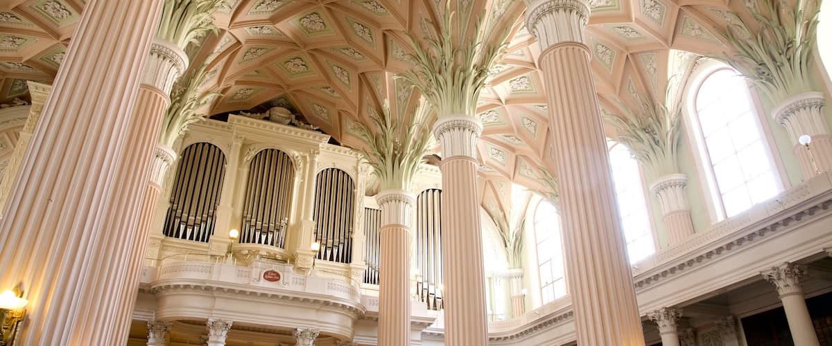 St. Nicholas Church toont een kerk of kathedraal en interieur
