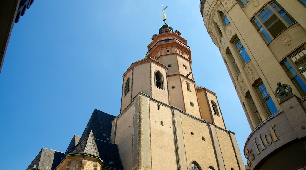 Eglise Saint-Nicolas qui includes ville et patrimoine architectural