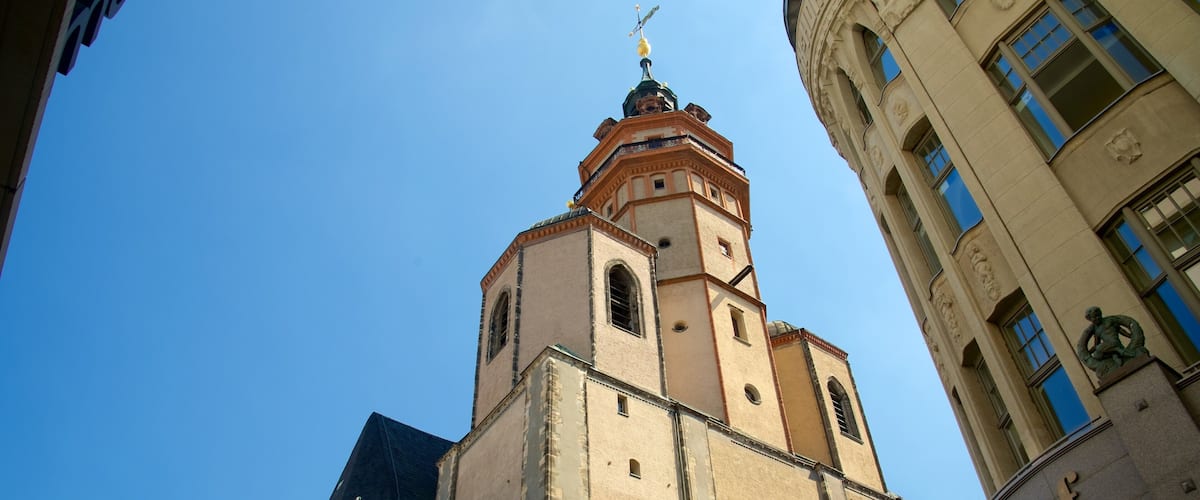 Iglesia de San Nicolás mostrando una ciudad y arquitectura patrimonial