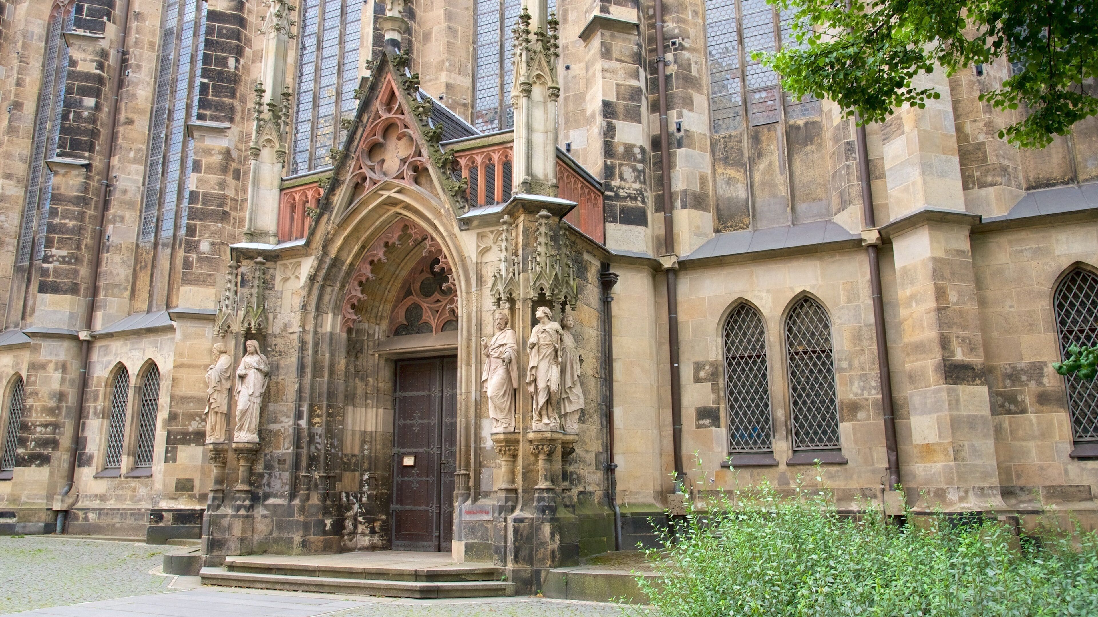 St. Thomas Church featuring heritage architecture