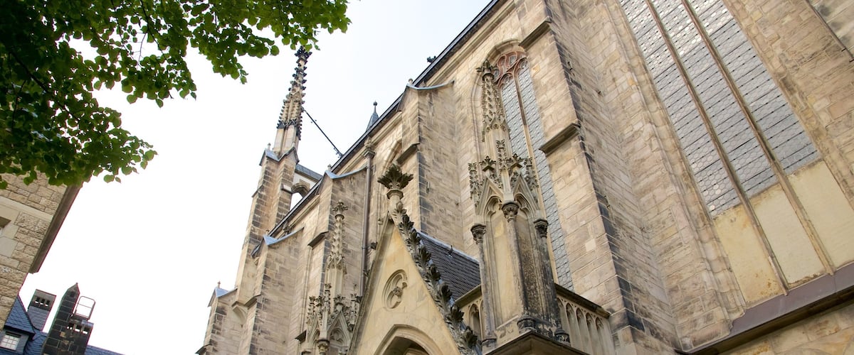 St. Thomas Church featuring heritage architecture