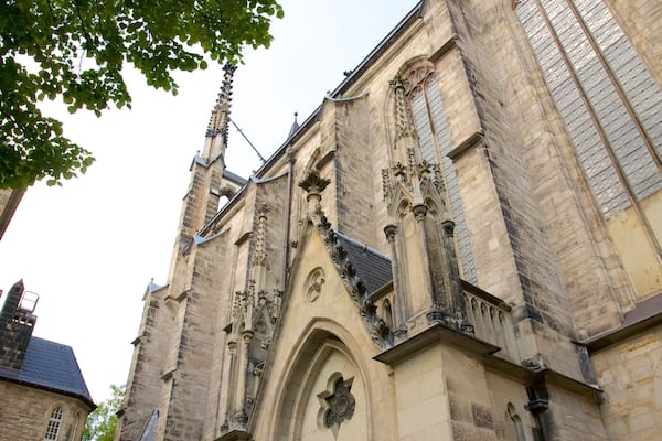 St. Thomas Church featuring heritage architecture