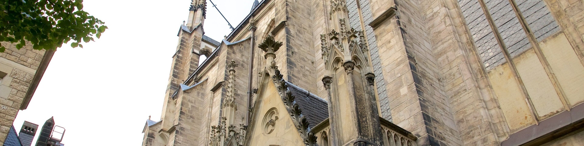 St. Thomas Church featuring heritage architecture