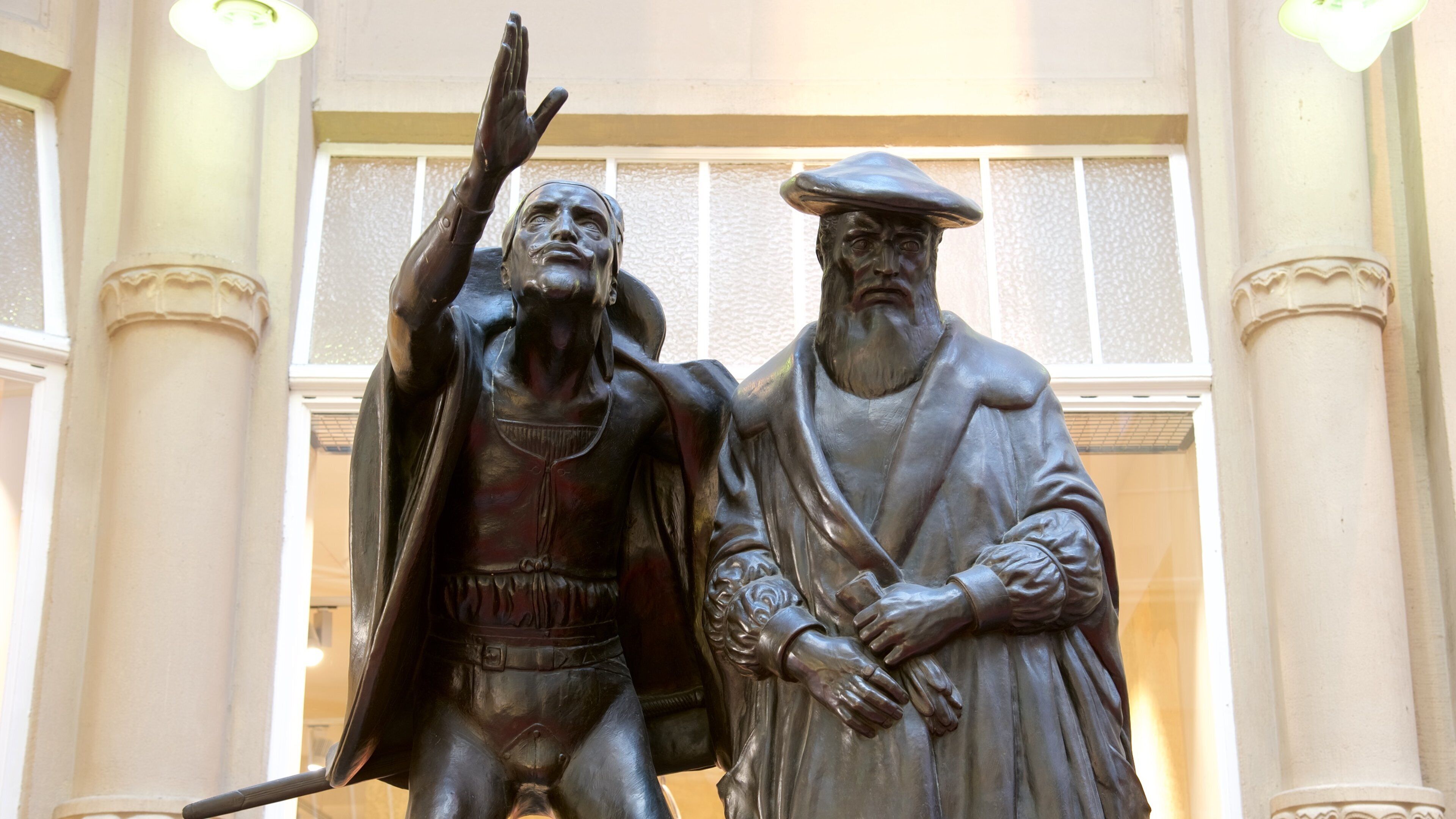 Mädler-Passage inclusief een standbeeld of beeldhouwwerk