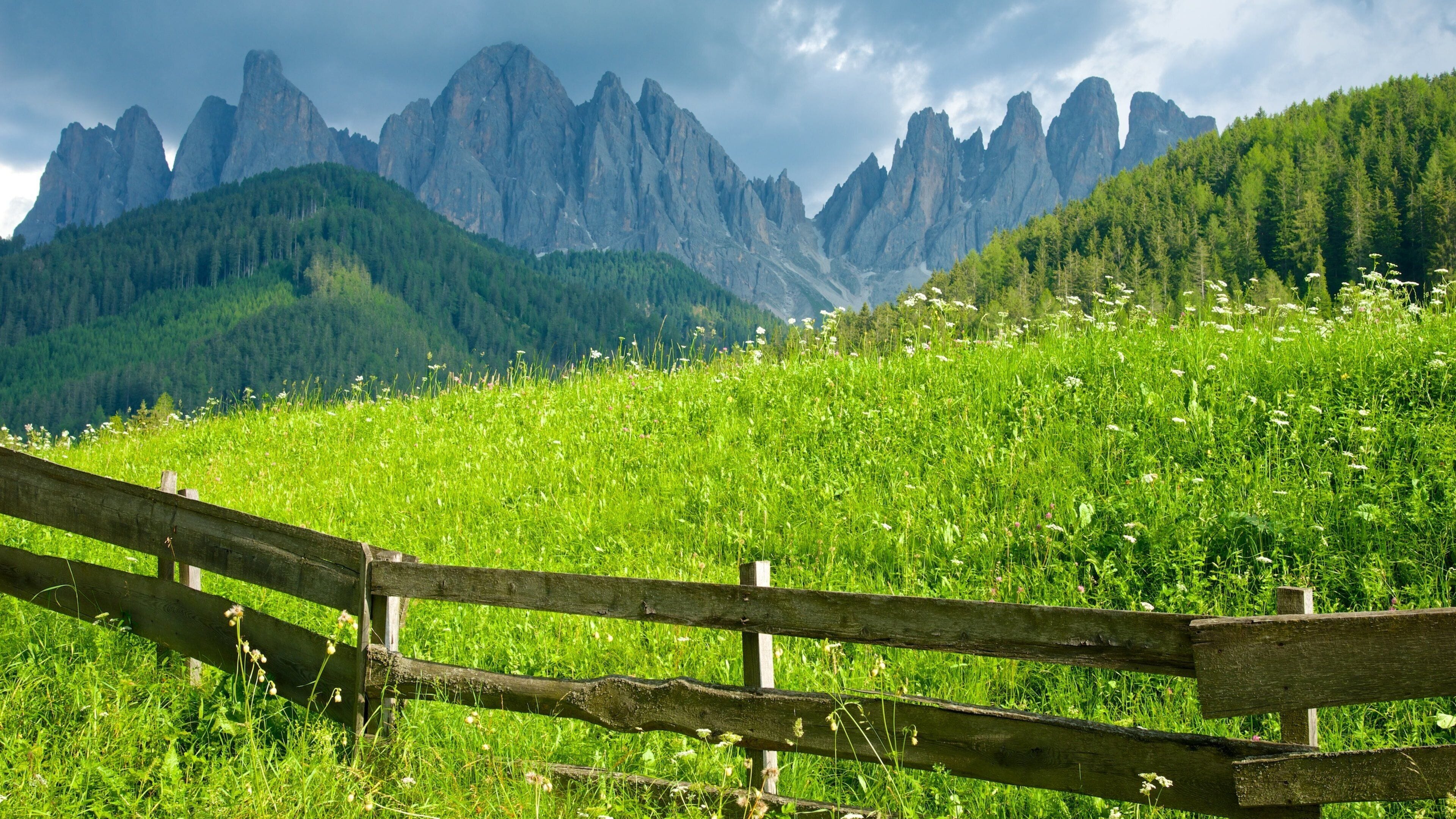 Funes ofreciendo vistas de paisajes, escenas tranquilas y montañas