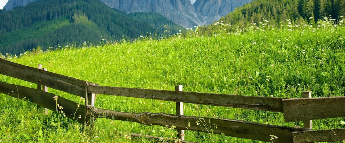 Funes ofreciendo vistas de paisajes, escenas tranquilas y montañas
