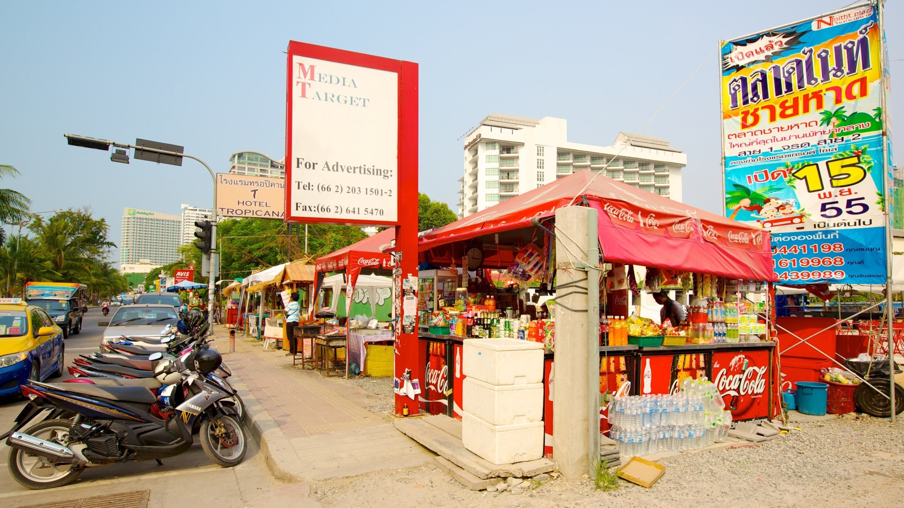 Pattaya Bay featuring markets