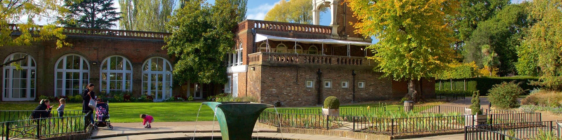 Holland Park qui includes fontaine, château ou palais et jardin
