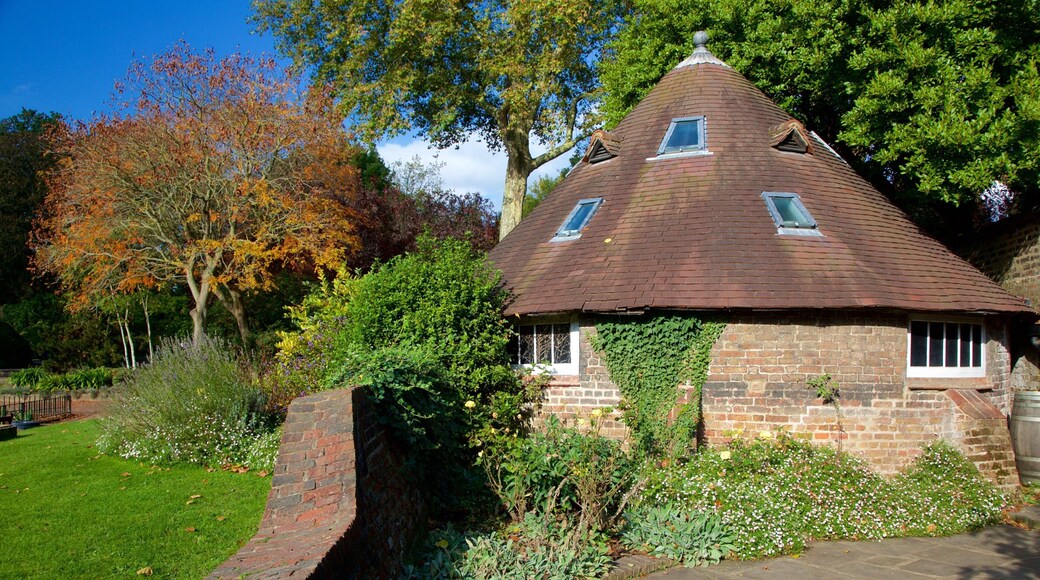 Holland Park presenterar en trädgård, historiska element och ett hus