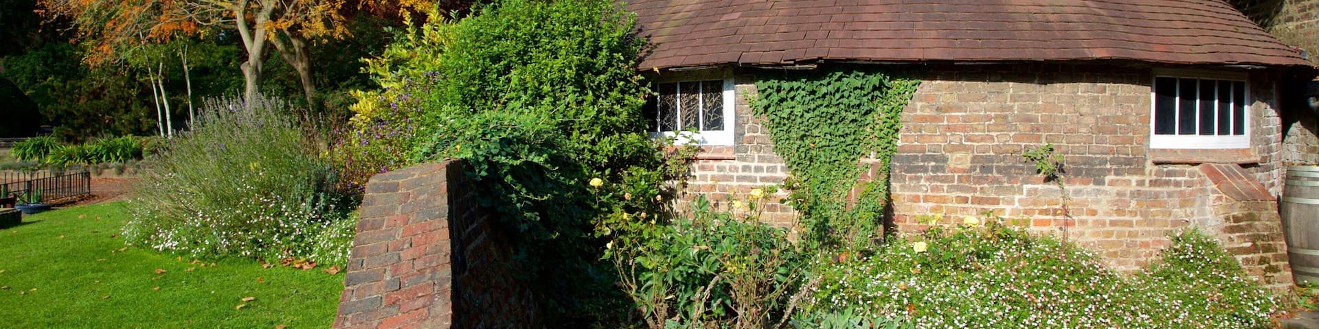 Holland Park showing a garden, a house and heritage elements