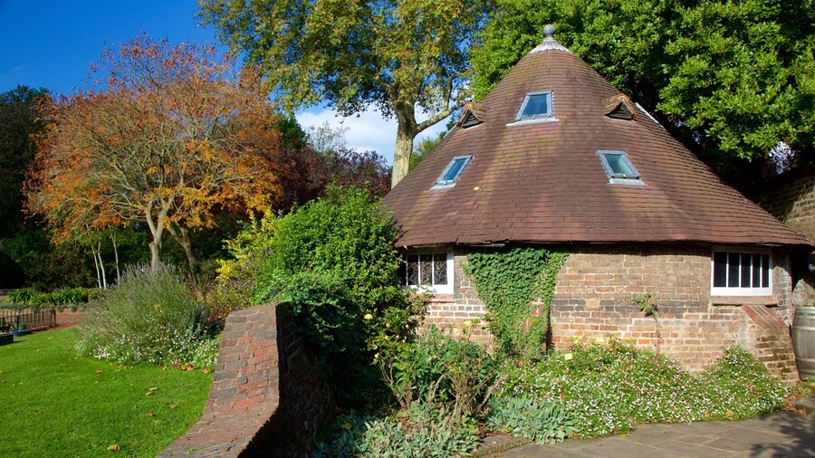 Holland Park que inclui elementos de patrimĂŽnio, um parque e uma casa