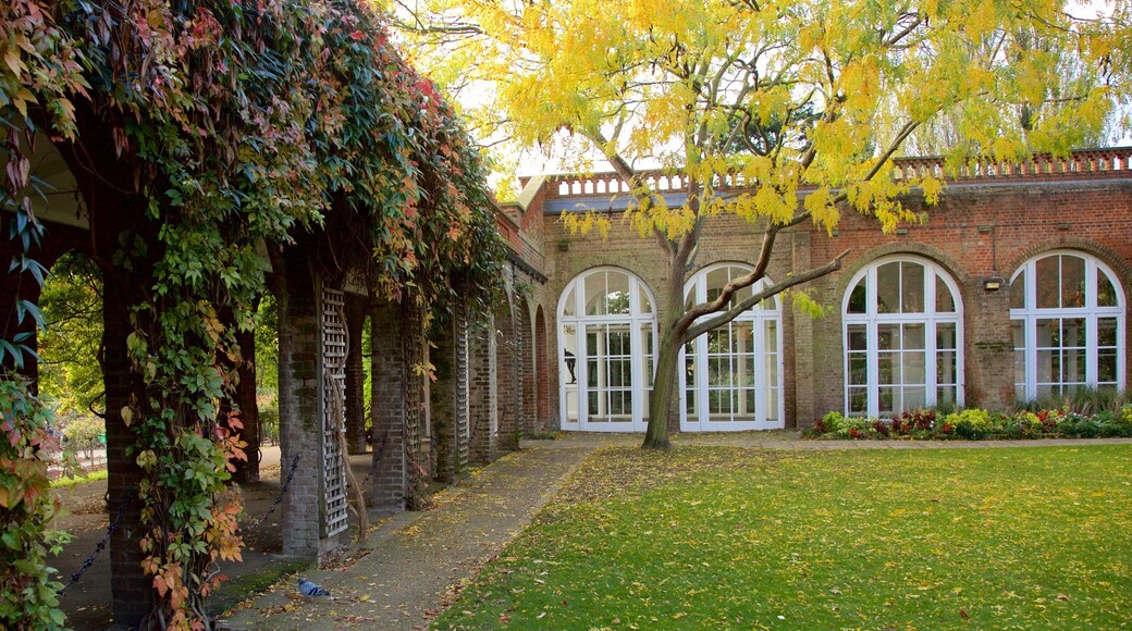 Holland Park showing a castle, heritage elements and a park