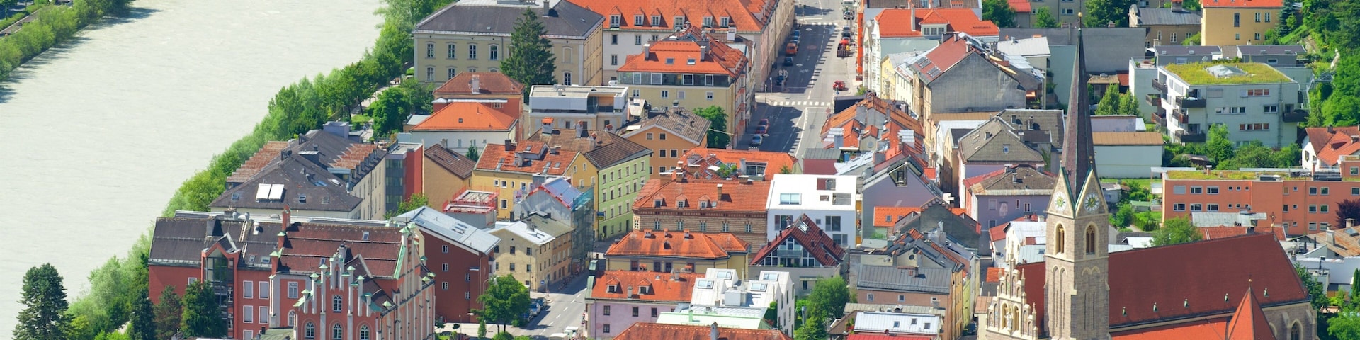 Teleférico de Nordkette que inclui uma cidade, um rio ou córrego e elementos de patrimônio