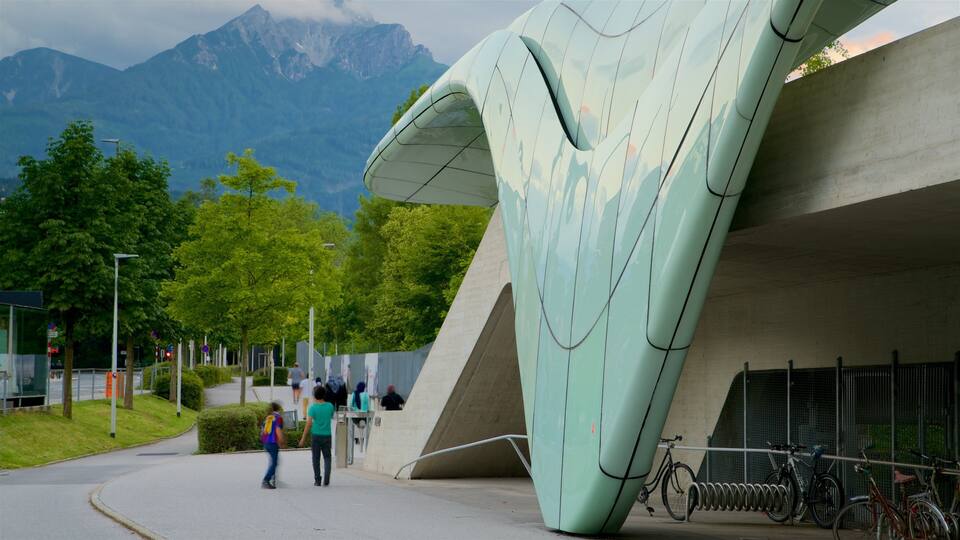 Nordkettenbahn welches beinhaltet moderne Architektur sowie Paar