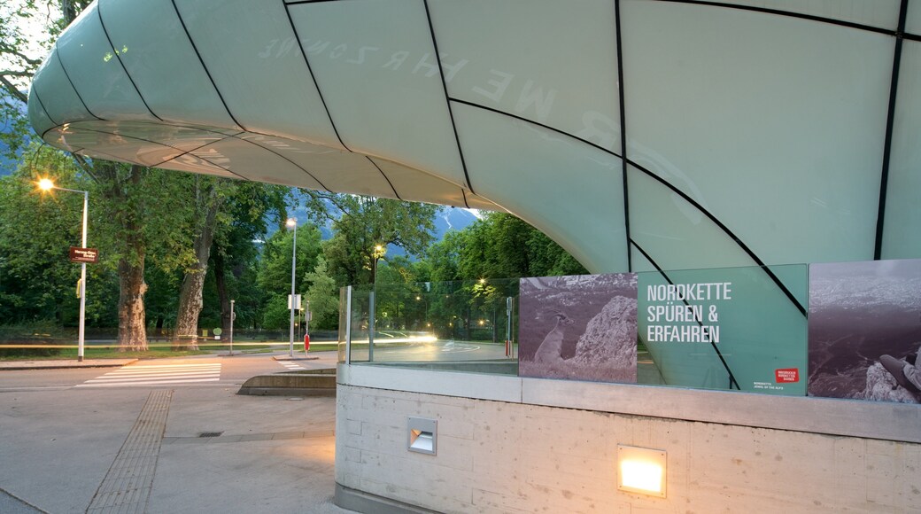 Kabelwagen van Nordkette bevat moderne architectuur en bewegwijzering