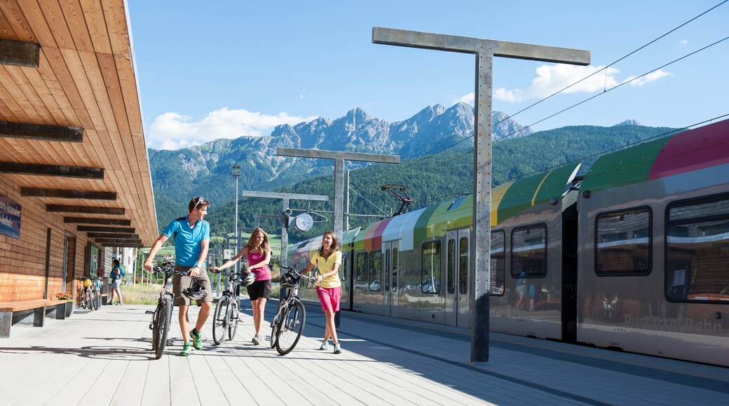 Área de esquí de Kronplatz mostrando ciclismo y artículos de ferrocarril y también un pequeño grupo de personas