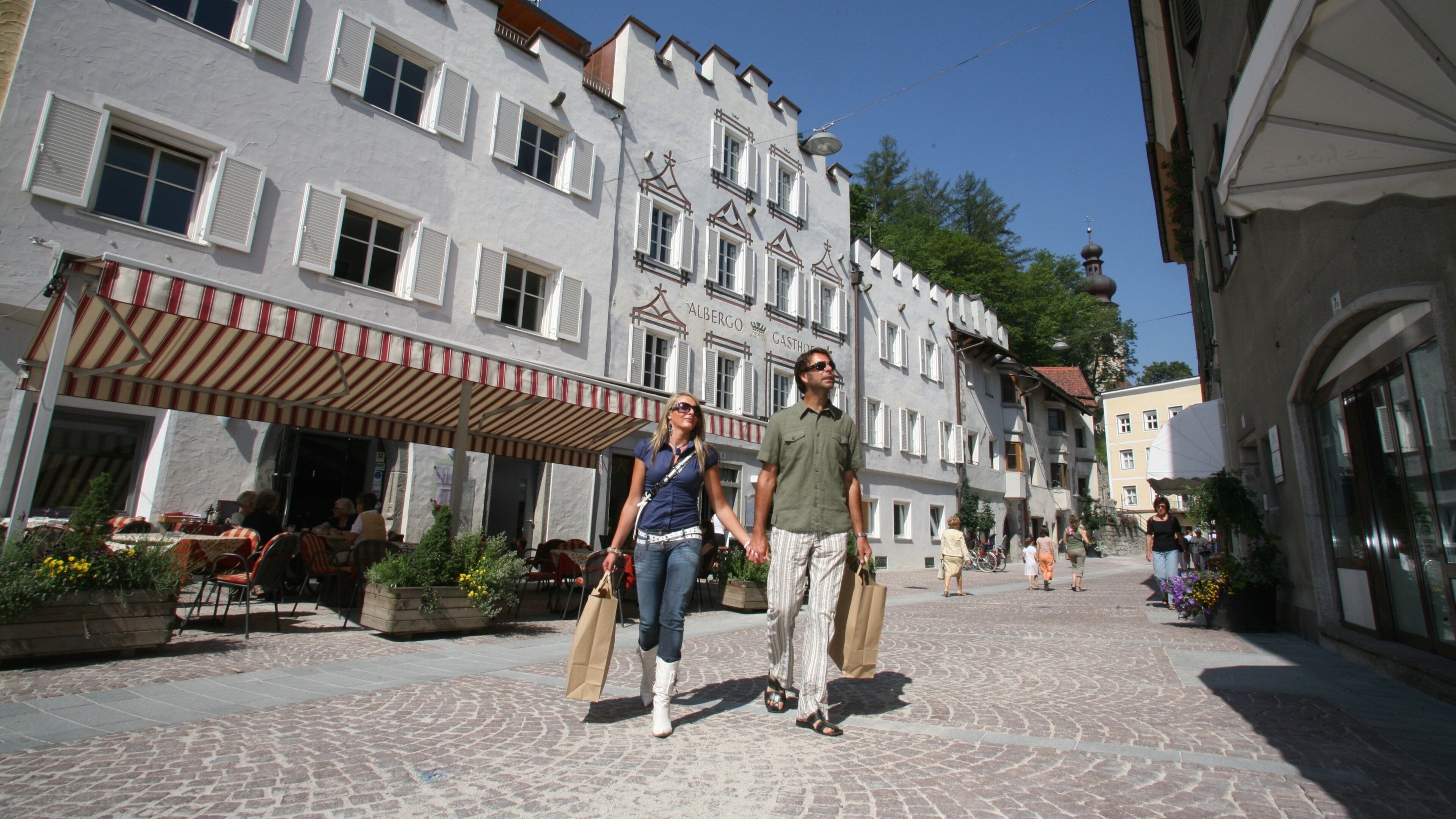 Kronplatz skiområde fasiliteter samt gatescener og shopping i tillegg til par