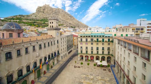 Alicante rådhus fasiliteter samt historisk arkitektur, torg eller plass og by