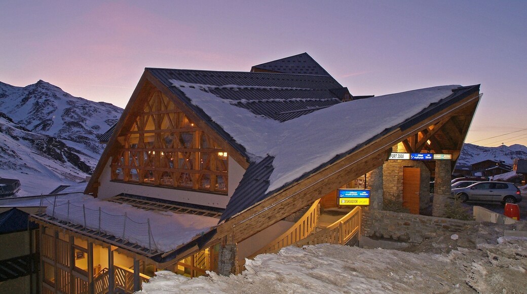 Val Thorens Ski Resort showing a luxury hotel or resort, a sunset and snow